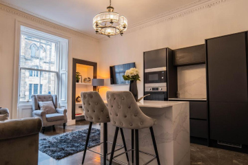 Edinburgh luxury apartment by the castle
