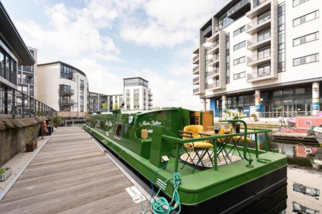 Botel Four Sisters Houseboat - Edinburgh