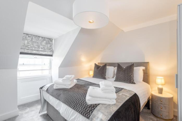 RÌGH Properties - Luxurious City Centre Three Bedroom Apartment - Edinburgh