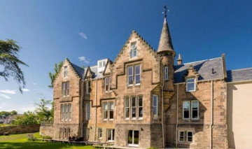 Lovely 3 Bedroom Centrally Located Apartment with Amazing Views