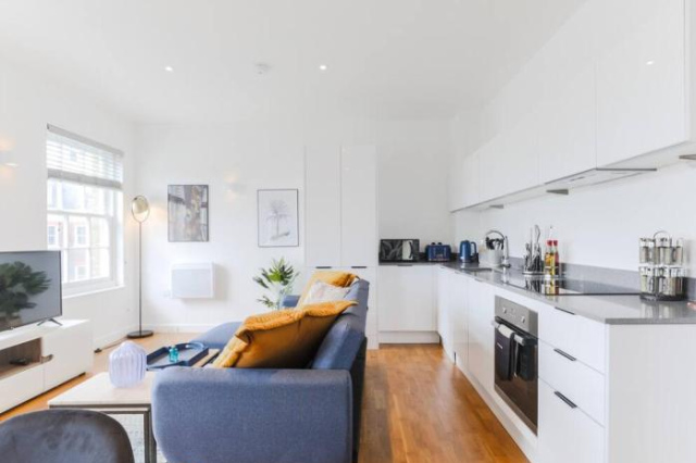 Very Spacious & Colourful Flat - With Office! - Heathrow