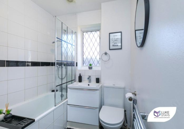Luke Stays - Tanglewood Cl, Uxbridge - Heathrow
