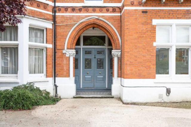 Cosy bright & large 4 bedroom Flat With parking - Heathrow