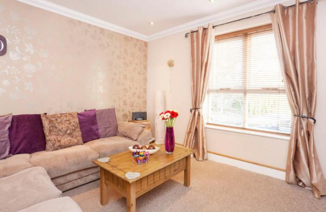 Riverbank View Three Bedroom Apartment with Free Parking - York