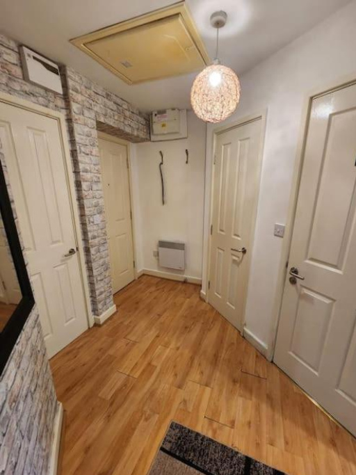 Two bedroom apartment with parking - Manchester