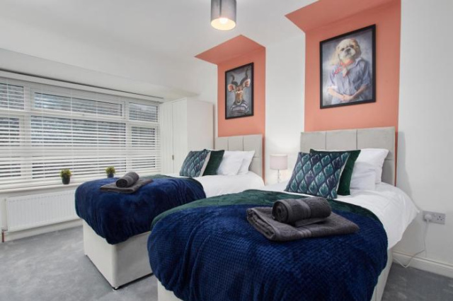 Stunning 3 Bed Abode Great Location with Parking - Manchester