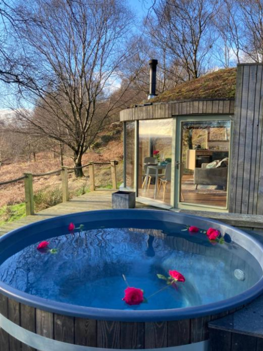 Luxury romantic Roundhouse and hot tub for two - Glasgow