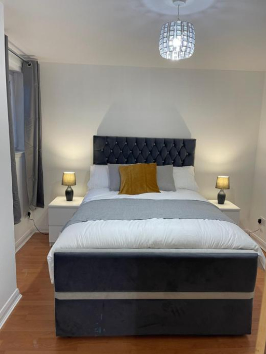 Entire 2 bedroom Beautiful newly furnished flat - Glasgow