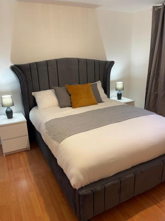 Entire 2 bedroom Beautiful newly furnished flat - Glasgow