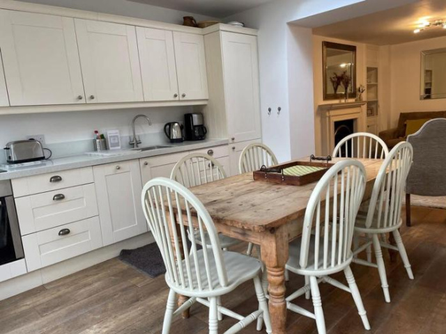 Beautiful 3 Bed Basement Flat With Garden - Bath