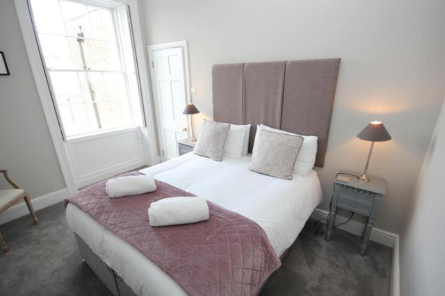 Garden View Two-Bedroom Apartment - Bath