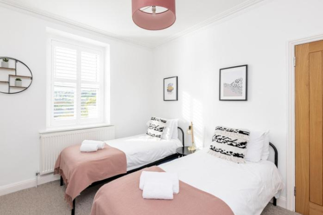 Modern & Spacious 2 Bedroom Maisonette - Bath