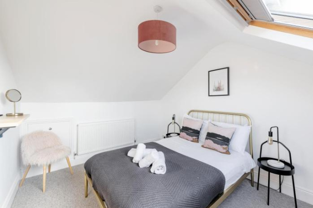 Modern & Spacious 2 Bedroom Maisonette - Bath