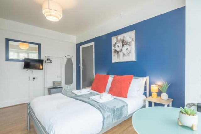 Private & Spacious Studio Room 4 by Milton House - Cambridge