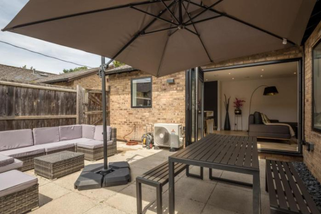 Luxury 2 Bedroom Apartment with AC and Parking - Cambridge