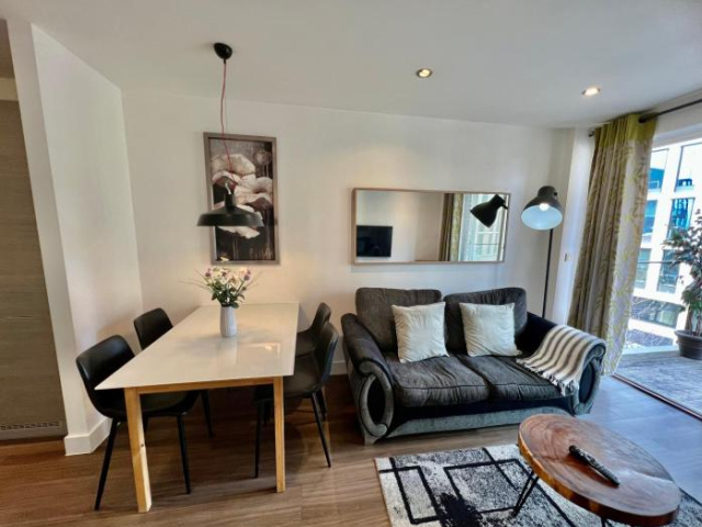 Cherry Tree Serviced Apartment with Balcony - Cambridge