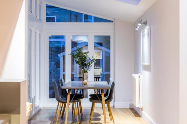 The Modern Classic - Contemporary & Elegant 3BDR Home - Cambridge