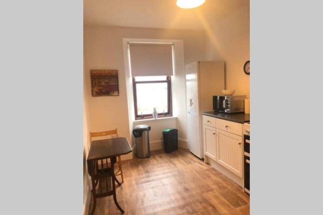 Centrally located 1 bed modern flat with harbour views - Highlands