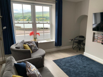 Luxurious Ground Floor Seafront Central Apartment, Tourism NI Approved