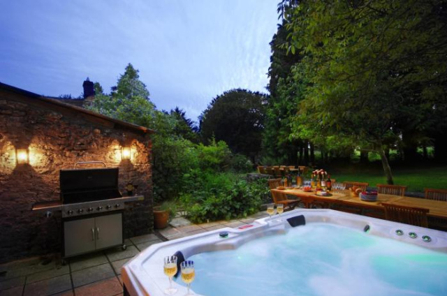 Topside House - Beautiful 7 bedroom house with hottub wifi and parking near Bath Wells Frome - Somerset