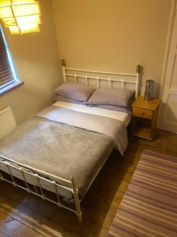 Private bedroom in quiet house - Somerset