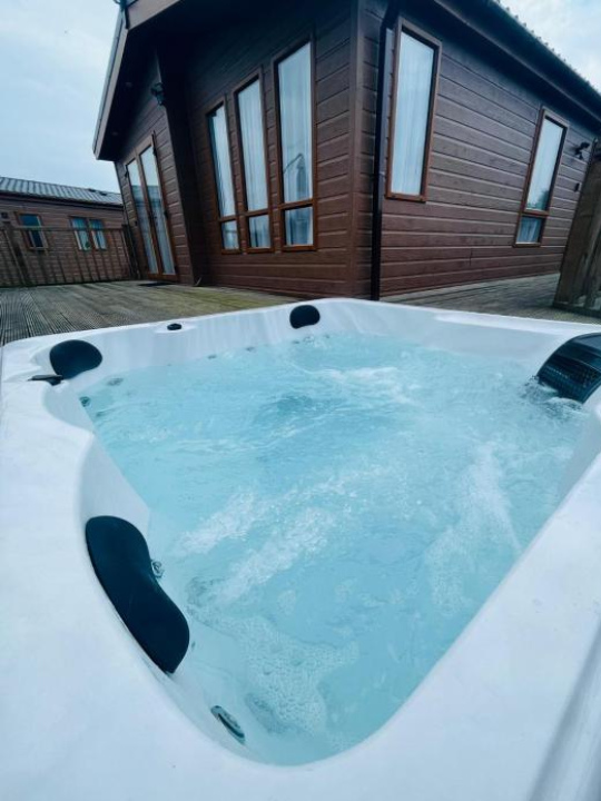 Hedgerow Lodge with Hot Tub - North Yorkshire