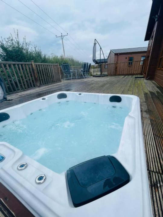 Hedgerow Lodge with Hot Tub - North Yorkshire