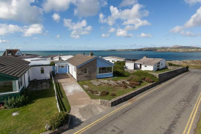 PEDWAR GWYNT-4 BED-SEA FRONT BUNGALOW-RAVENSPOINT ROAD - Anglesey