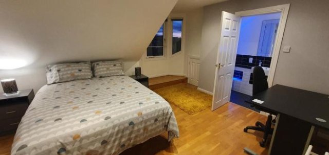 Spacious, Modern 3 Bedroom Luxury Flat in Centre Location - Angus