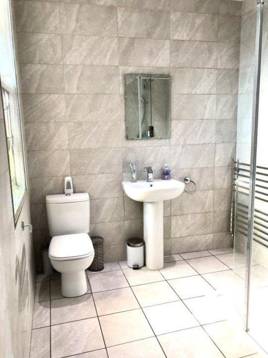 Deluxe 12 Bed House with Parking, sleeps up to 30 people, 2m from Liverpool City Centre - Liverpool