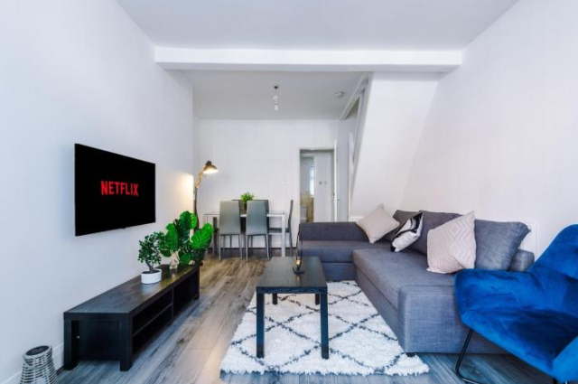 Stylish 2 Bedroom House, Entire Home, Free Parking, Wifi & Netflix - Liverpool