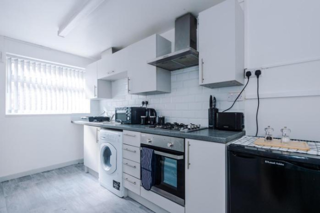 Snug Liverpool Anfield House, Entire Home with Free Wifi & Netflix - 利物浦