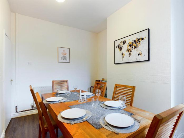 Cheerful 3 bedroom home with free parking and WIFI - Chester