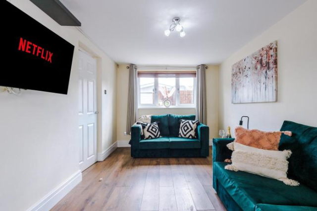 Charming 3-Bed Cottage in Chester, Ideal for Families & Workers, FREE Parking - Sleeps 7 - Chester