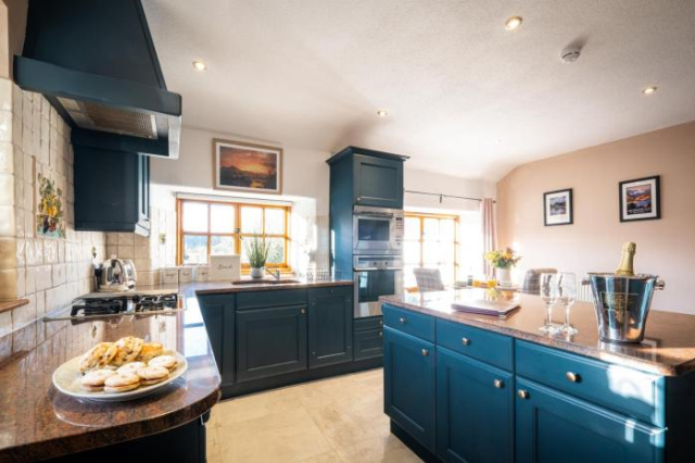 Stunning cottage Grade 2 listed with parking and Hot Tub - Bowness-on-Windermere