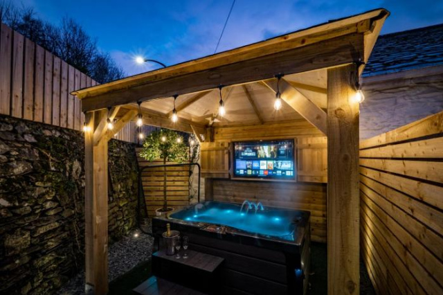 Stunning cottage Grade 2 listed with parking and Hot Tub - Bowness-on-Windermere