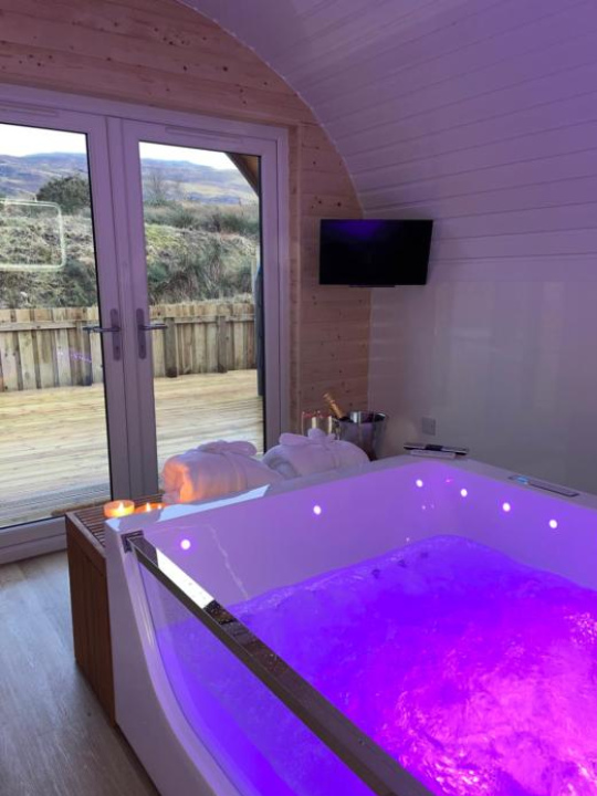Apex Studio Pod & Jacuzzi Bath - Fort William