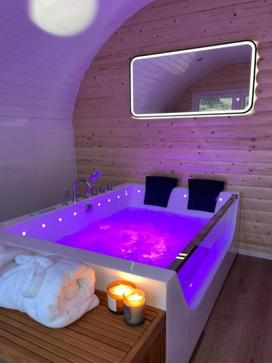 Apex Studio Pod & Jacuzzi Bath - Fort William