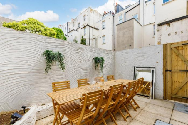 Spacious 4 bed house with free parking, 1 min from beach - Brighton and Hove