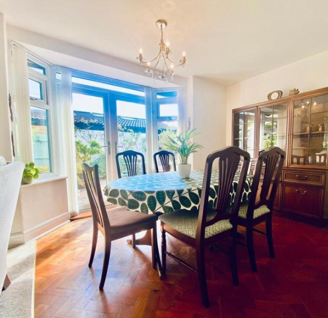 Cheerful 4-bedroom detached family home, quiet area - Cardiff