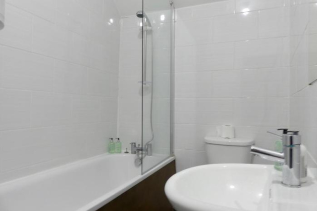 Bright and Modern 4 Person Apartment in City Centre - Cardiff