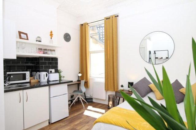 Big Value Bedsit - Fast WiFi & Free Local Parking By PROPERTY PROMISE - Cardiff