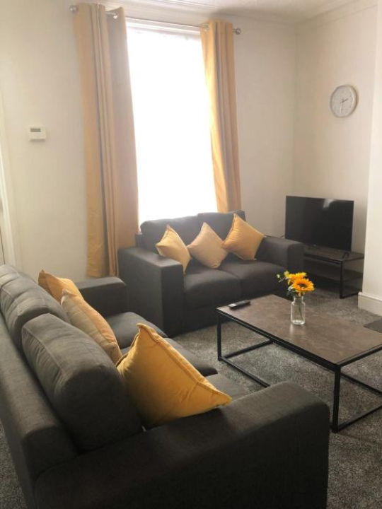 Spacious 3 bedroom house can sleep 6 - Leeds