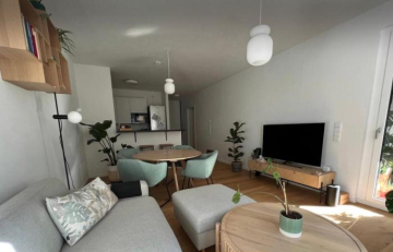 Near Fair: Central Apartment with Balcony and Loggia