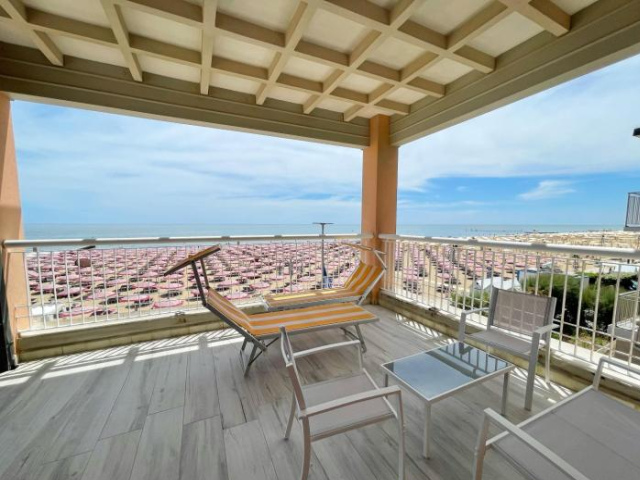 Seafront Lovely Penthouse Flat with Pool - Lido di Jesolo