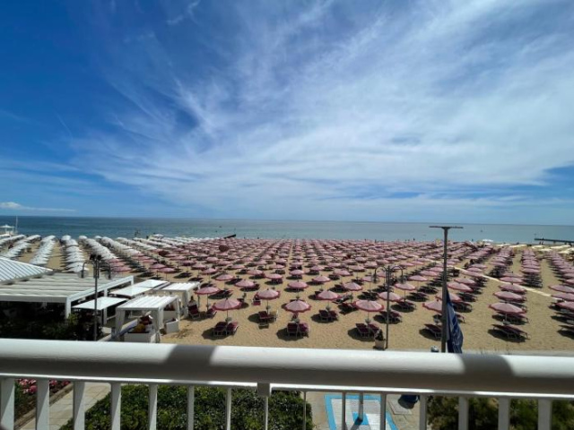 Seafront Lovely Penthouse Flat with Pool - Lido di Jesolo