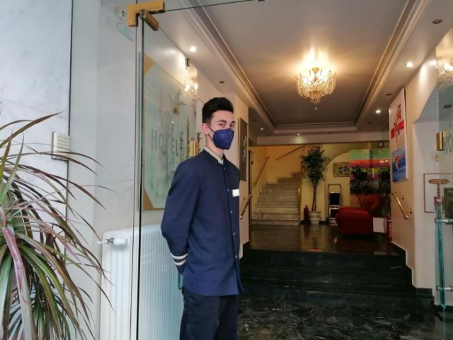 特里同比雷埃弗斯酒店 - Piraeus