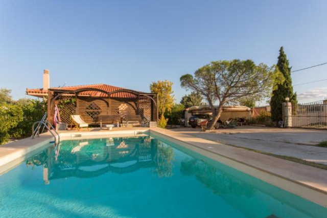 Pool villa near to airport/free car available - Vravrona