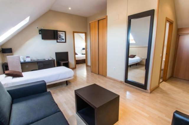 Hotel Suites Feria de Madrid - Madrid