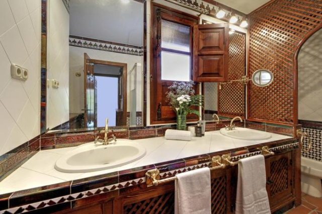 2.5 Million Villa. Magical Sunset. Super close to everything. 5BR, 4BA, Pool, A/C+Heating - Granada